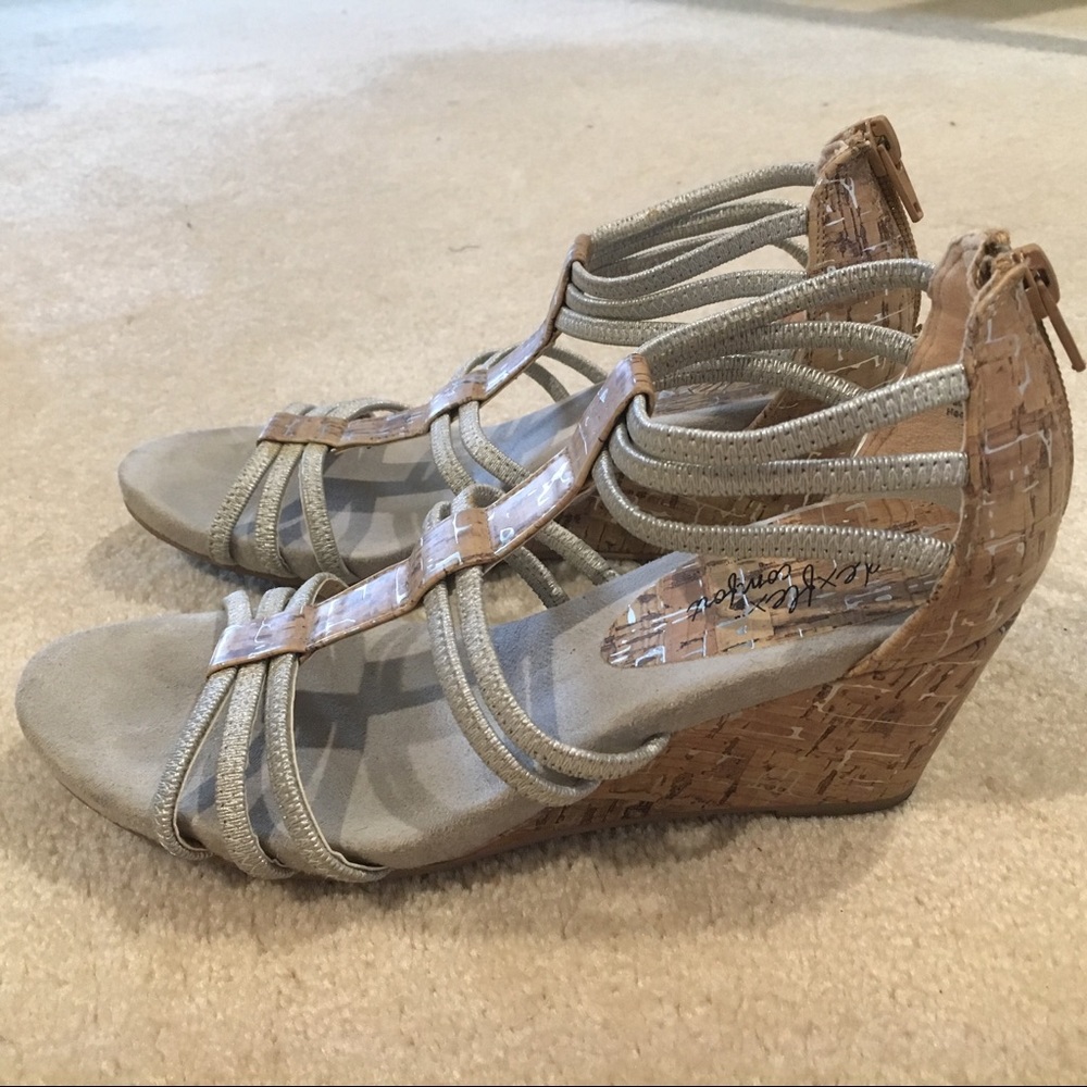 Cushioned silver cork wedges